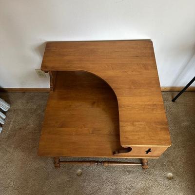REVERSED HOBNAIL GLASS LAMP AND A MID-CENTURY 2 TIER END TABLE