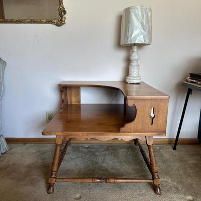 REVERSED HOBNAIL GLASS LAMP AND A MID-CENTURY 2 TIER END TABLE