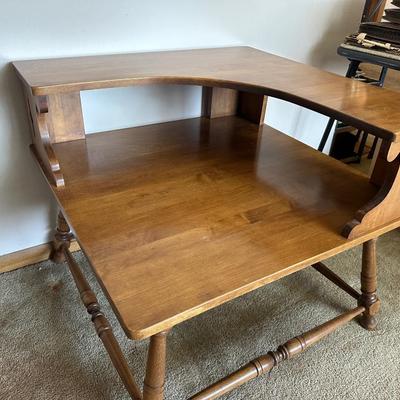 REVERSED HOBNAIL GLASS LAMP AND A MID-CENTURY 2 TIER END TABLE