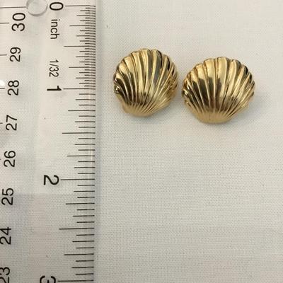 Vintage gold tone shell stud earring