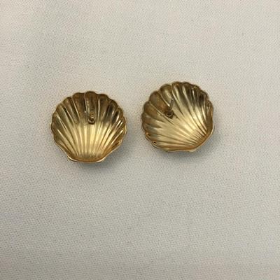 Vintage gold tone shell stud earring