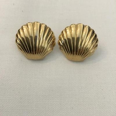 Vintage gold tone shell stud earring