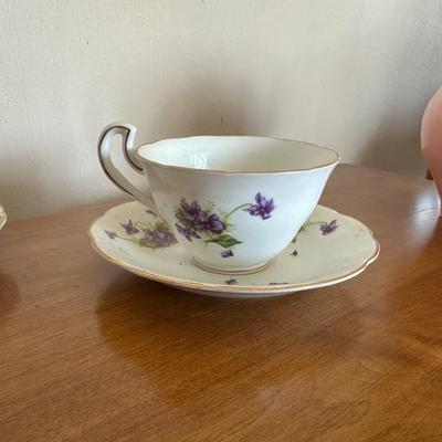 THORENS MUSICAL TEAPOT WITH BONE CHINA TEA CUPS AND SAUCERS