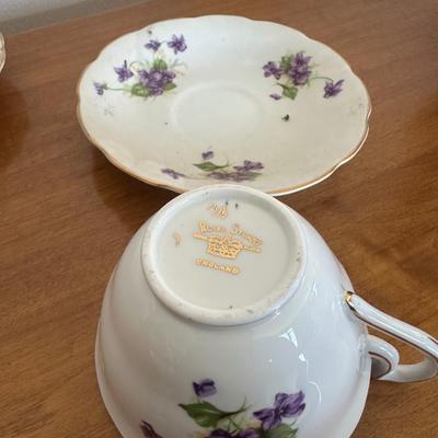 THORENS MUSICAL TEAPOT WITH BONE CHINA TEA CUPS AND SAUCERS