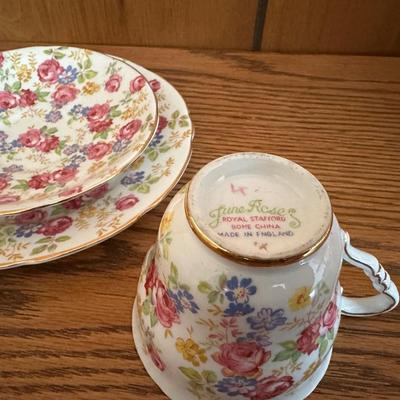 LENOX TEAPOT AND BONE CHINA TEA CUPS AND SAUCERS