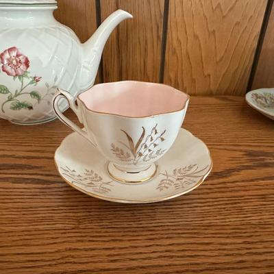 LENOX TEAPOT AND BONE CHINA TEA CUPS AND SAUCERS