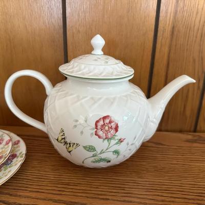LENOX TEAPOT AND BONE CHINA TEA CUPS AND SAUCERS