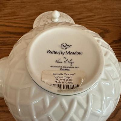 LENOX TEAPOT AND BONE CHINA TEA CUPS AND SAUCERS