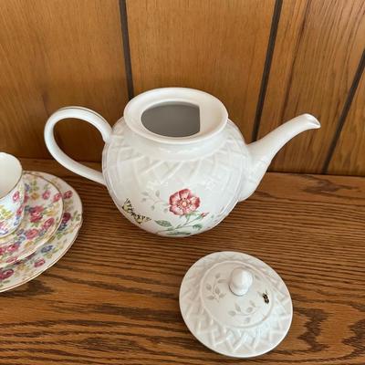LENOX TEAPOT AND BONE CHINA TEA CUPS AND SAUCERS