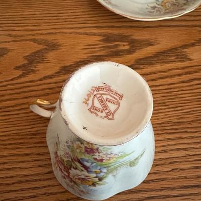 LENOX TEAPOT AND BONE CHINA TEA CUPS AND SAUCERS
