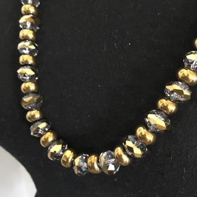 Beautiful vintage faceted glass & glass beaded necklace
