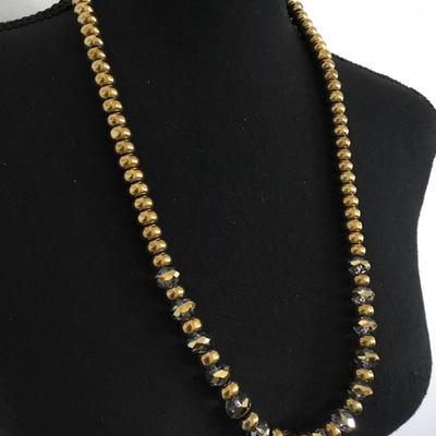 Beautiful vintage faceted glass & glass beaded necklace