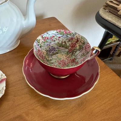 ARTHUR WOOD & SON TEAPOT WITH TEA CUPS AND SAUCERS