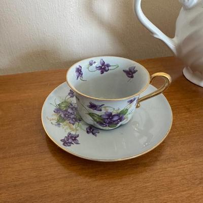 ARTHUR WOOD & SON TEAPOT WITH TEA CUPS AND SAUCERS