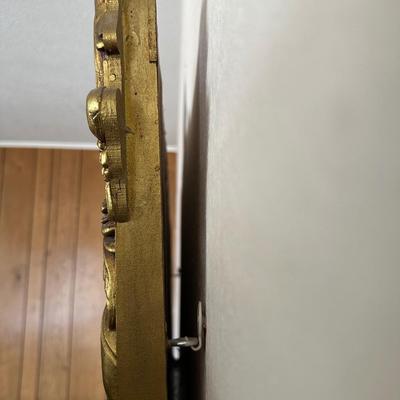 WALL MIRROR WITH AN ORNATE FRAME