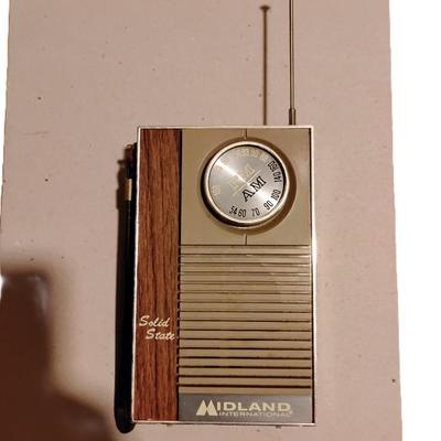 Vintage Midland Solid State AM/FM Handheld Radio
