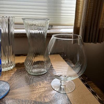 ASSORTMENT OF GLASS VASES