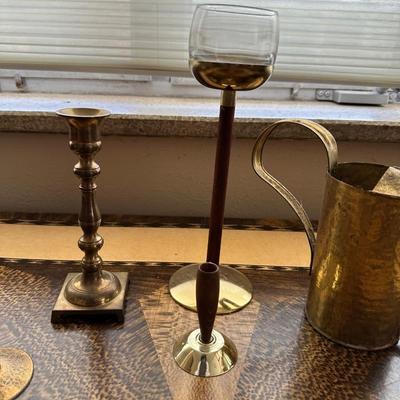 A COLLECTION OF BRASS DECOR