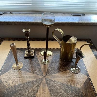 A COLLECTION OF BRASS DECOR