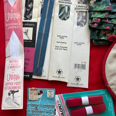 ASSORTMENT OF SEWING NOTIONS