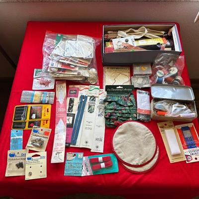 ASSORTMENT OF SEWING NOTIONS