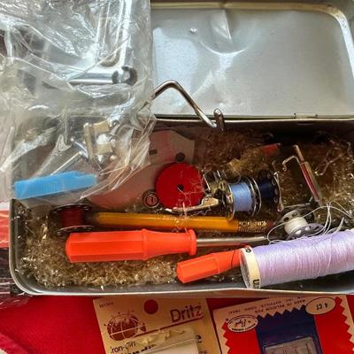 ASSORTMENT OF SEWING NOTIONS