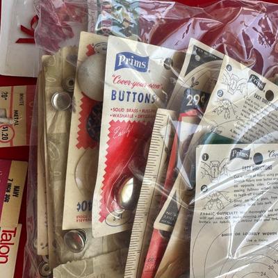 ASSORTMENT OF SEWING NOTIONS