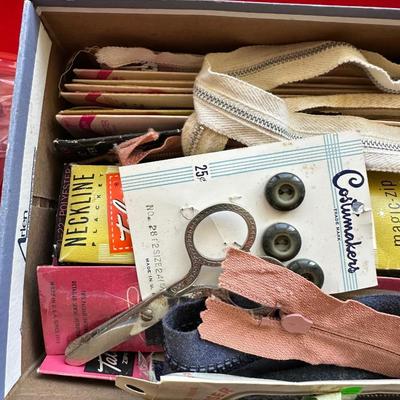 ASSORTMENT OF SEWING NOTIONS