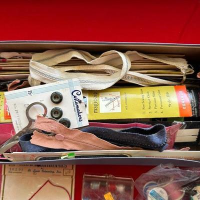 ASSORTMENT OF SEWING NOTIONS