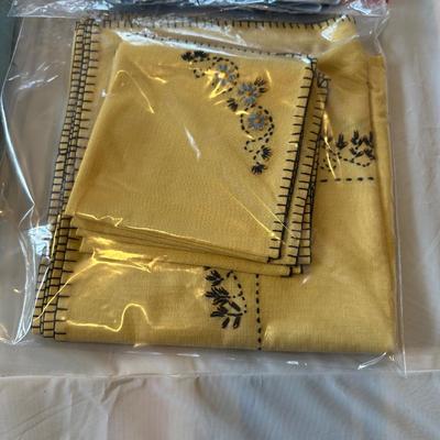 EMBROIDERED FULL FLAT SHEET WITH 2 PILLOWCASES, TABLE CLOTH WITH NAPKINS AND 4 NAPKINS