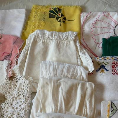 NAPKINS, DOILIES AND MORE