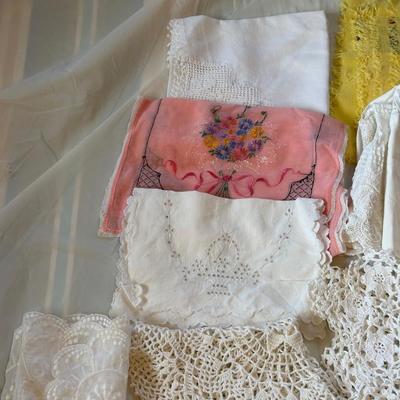 NAPKINS, DOILIES AND MORE