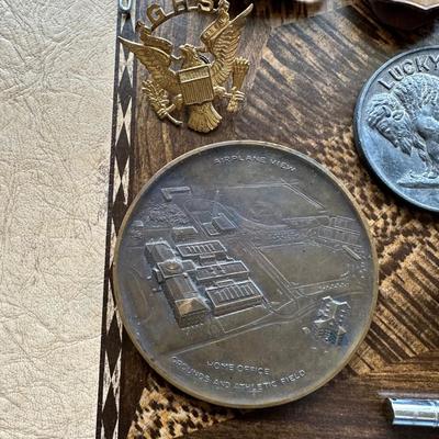 NICE ASSORTMENT OF PATCHES, PINS, VINTAGE MAGNIFYING GLASS LOUPE, METAL COINS AND MORE