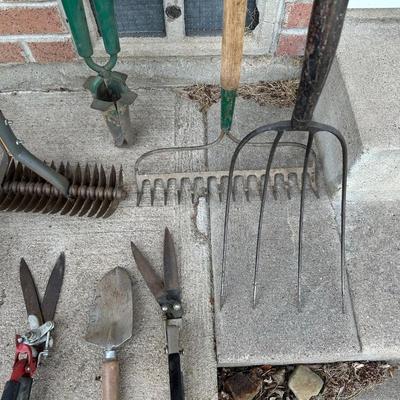 MISCELLANEOUS YARD TOOLS AND A PUSH BROOM