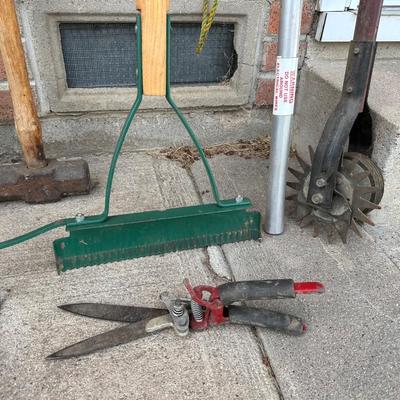 EXTENDED TREE PRUNER, AXE, SLEDGE HAMMER AND YARD TOOLS