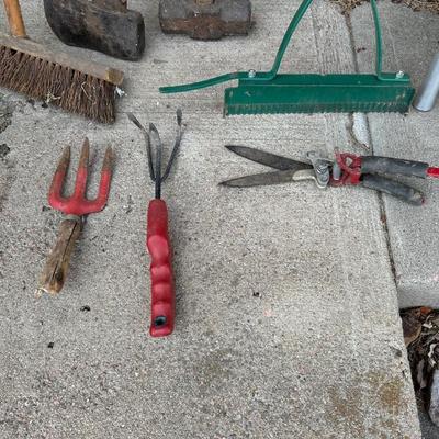 EXTENDED TREE PRUNER, AXE, SLEDGE HAMMER AND YARD TOOLS