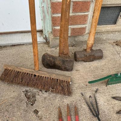 EXTENDED TREE PRUNER, AXE, SLEDGE HAMMER AND YARD TOOLS