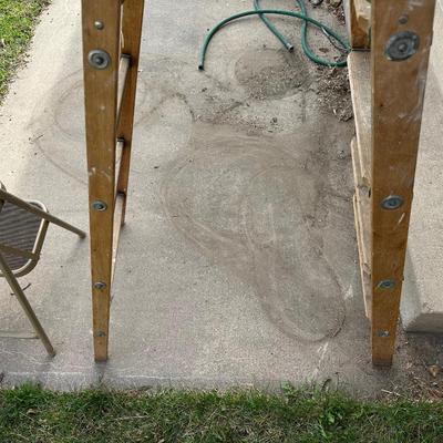 5 FOOT WOODEN STEP LADDER AND VINTAGE METAL STEP STOOL