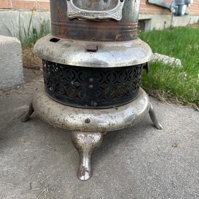 VINTAGE PERFECTION KEROSENE OIL HEATER AND 2 GALVANIZED METAL BUCKETS
