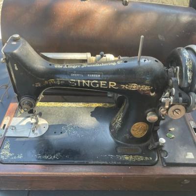 Vintage Singer Sewing Machine w original key