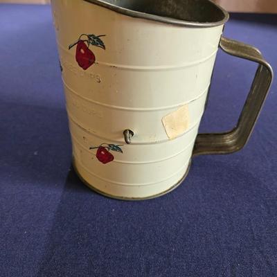 Vintage Apples Flour 3cup Sifter