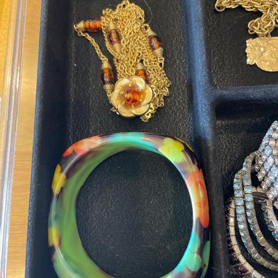 Plastic organizers with bracelets