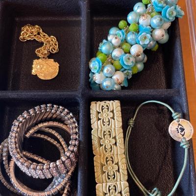 Plastic organizers with bracelets