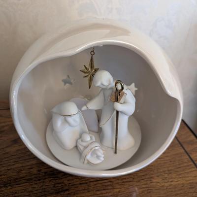 Apple Tree Designs Lighted Holy Nativity Scene Ceramic White (DR)