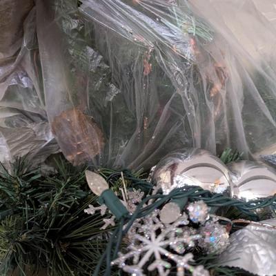 Christmas Wreaths & Decorations (G)