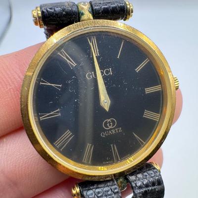 Two Gucci Watches (ST-DZ)