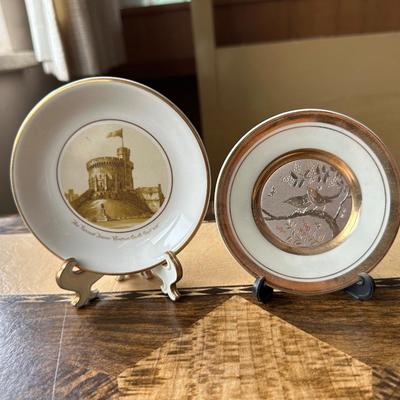 MINIATURE COLLECTOR PLATES, METAL CUP ON TRAY AND MINIATURE WOODEN SPINNING WHEEL