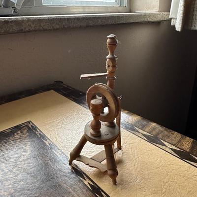 MINIATURE COLLECTOR PLATES, METAL CUP ON TRAY AND MINIATURE WOODEN SPINNING WHEEL