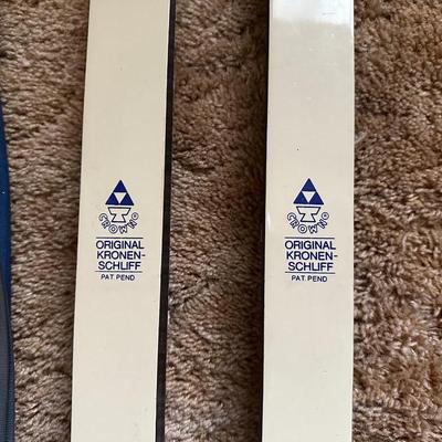 VINTAGE FISCHER CLASSIC CROWN CROSS COUNTRY SKIS