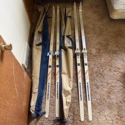 VINTAGE FISCHER CLASSIC CROWN CROSS COUNTRY SKIS